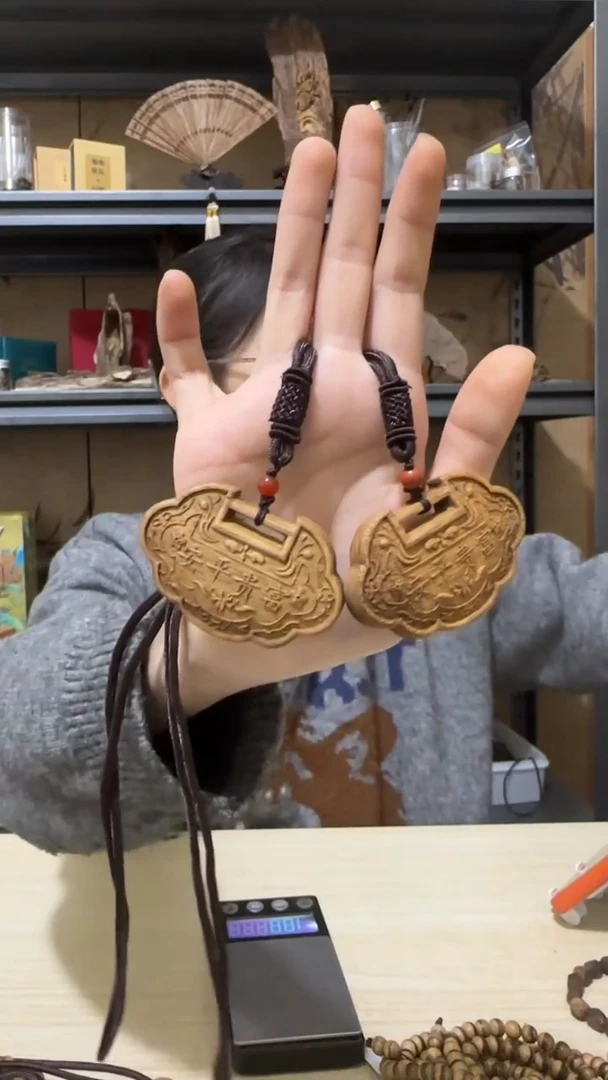 【闪购商品】沉香吊坠31号富国岛野料平安锁雕刻牌多样性发一条