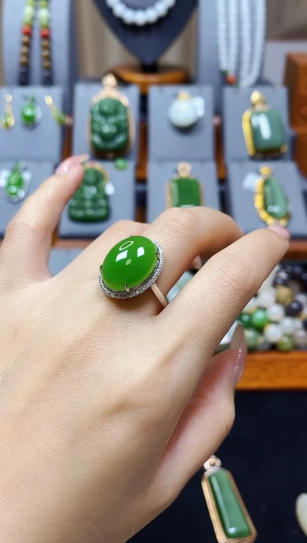 【闪购商品】和田玉苹果绿蛋面戒指18K金镶嵌*