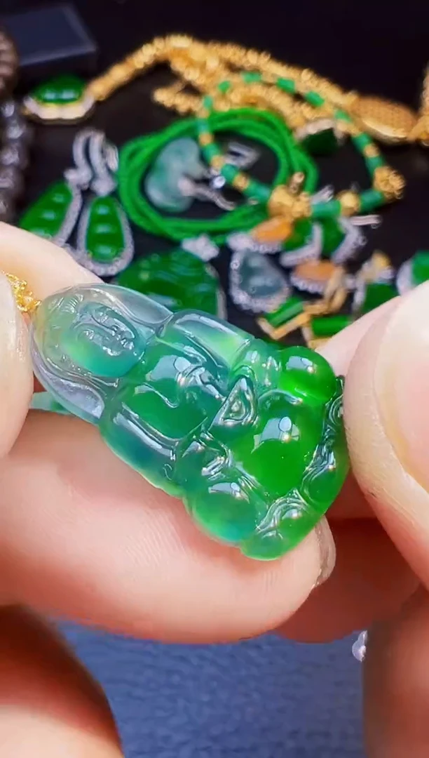 颈饰18K金镶嵌翡翠飒****馆翡翠