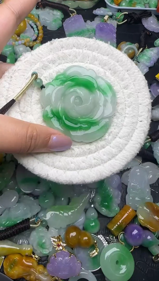 颈饰未镶嵌翡翠缅甸翡翠吊坠