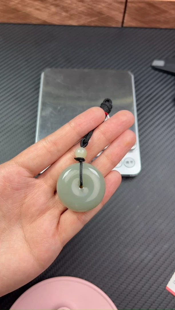 【闪购商品】和田玉吊坠(赠链)未镶嵌且末微色差近矿