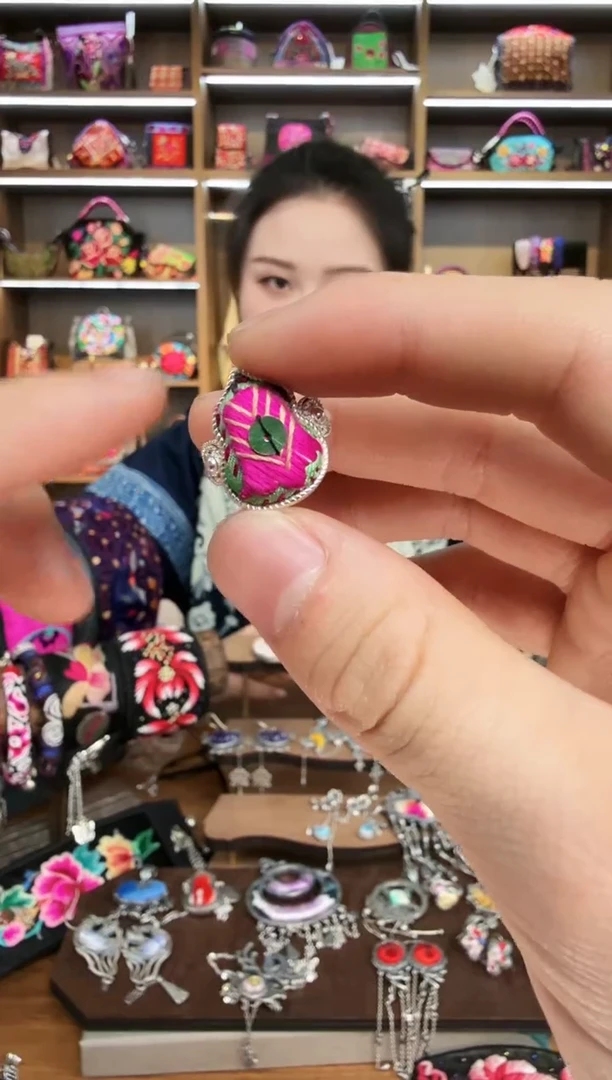 【闪购商品】织绣157蒙阿苏苗绣传承