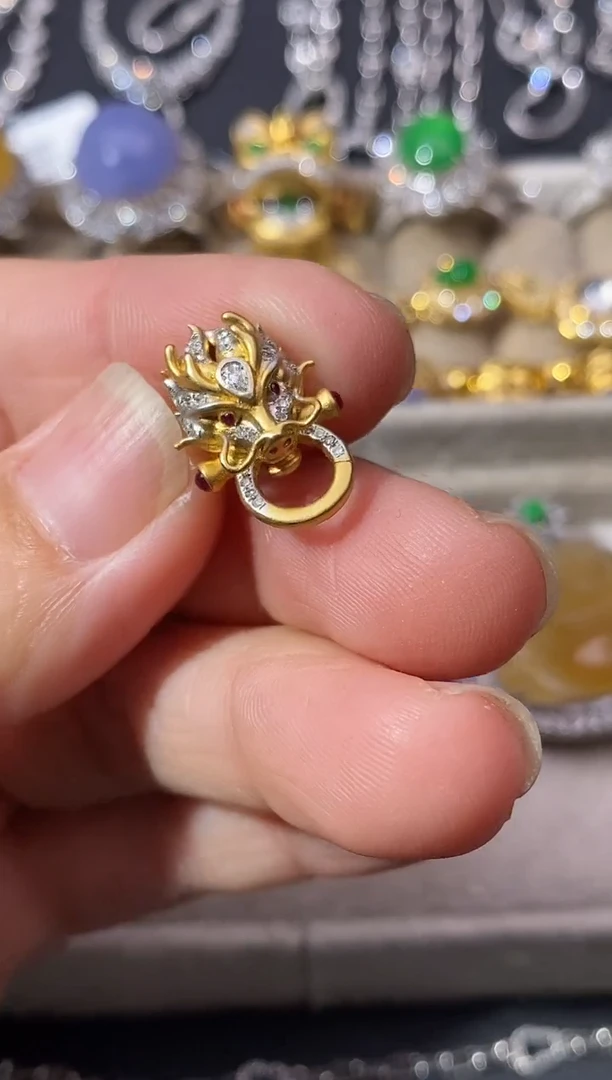 颈饰18K金镶嵌钻石绳扣