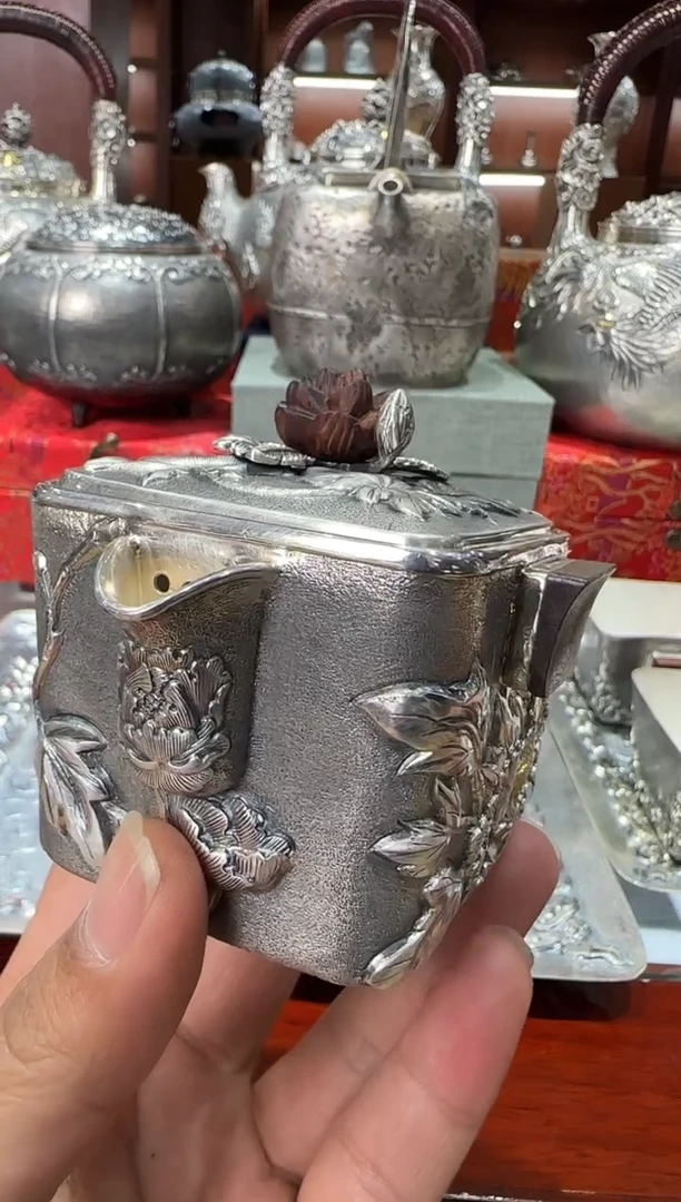 星**月银精工手工牡丹高浮雕大师四方手抓壶