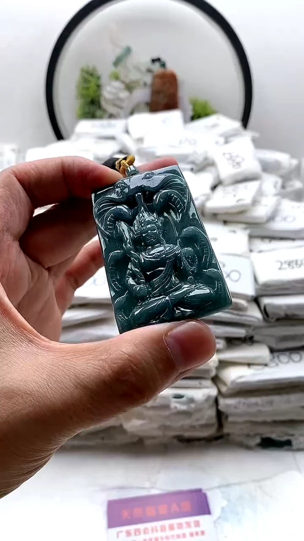 翡翠未镶嵌颈饰不动明王