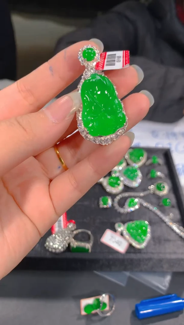 【闪购商品】定制翡翠未镶嵌77定制翡翠，多样性发货（发其一）