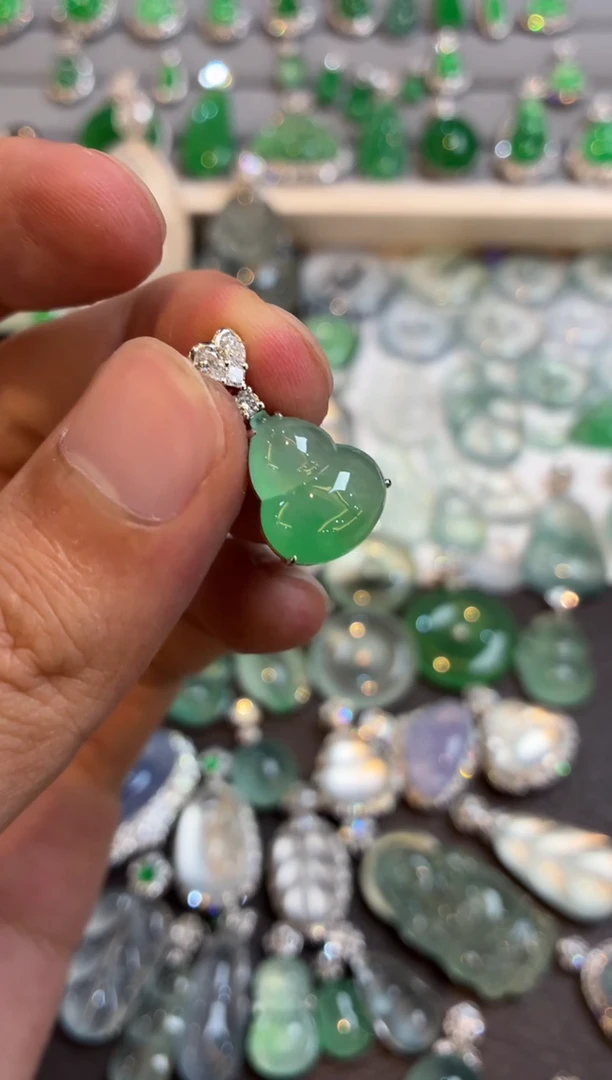 吊坠(不含链)18K金镶嵌翡翠葫芦