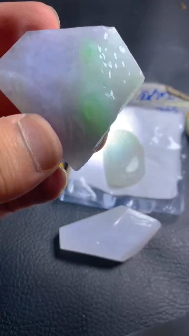 翡翠挂件未镶嵌小***理翡翠1