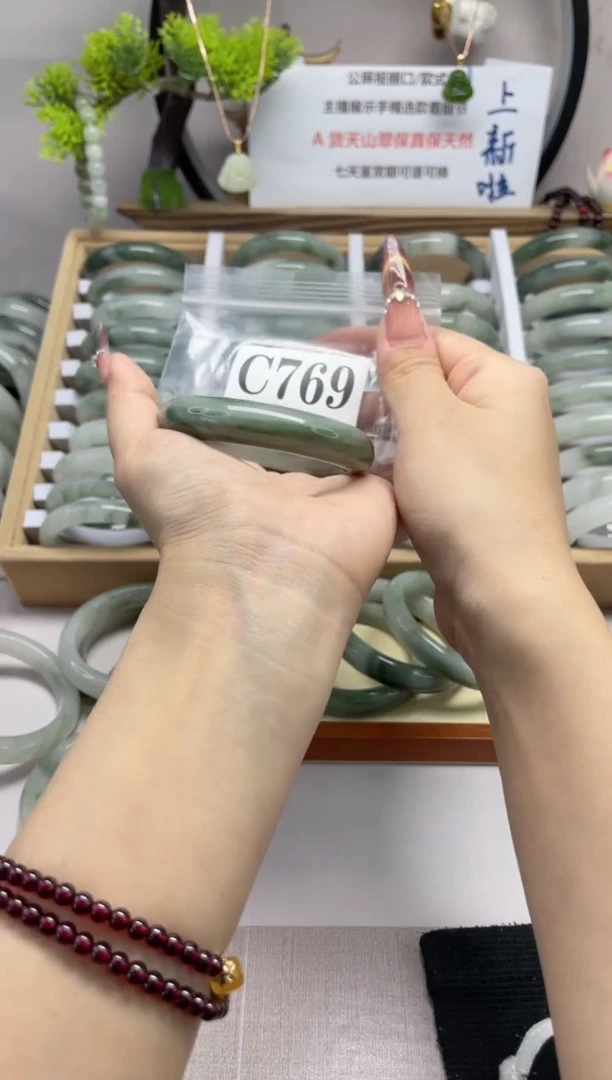 【闪购商品】石英质玉（天山翠）手镯未镶嵌c769
