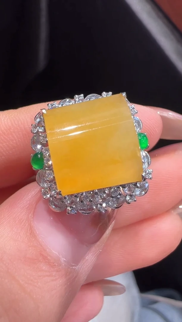 18K金镶嵌戒指翡翠戒指