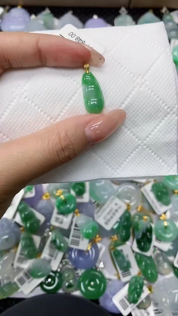 颈饰18K金镶嵌翡翠1111111111111