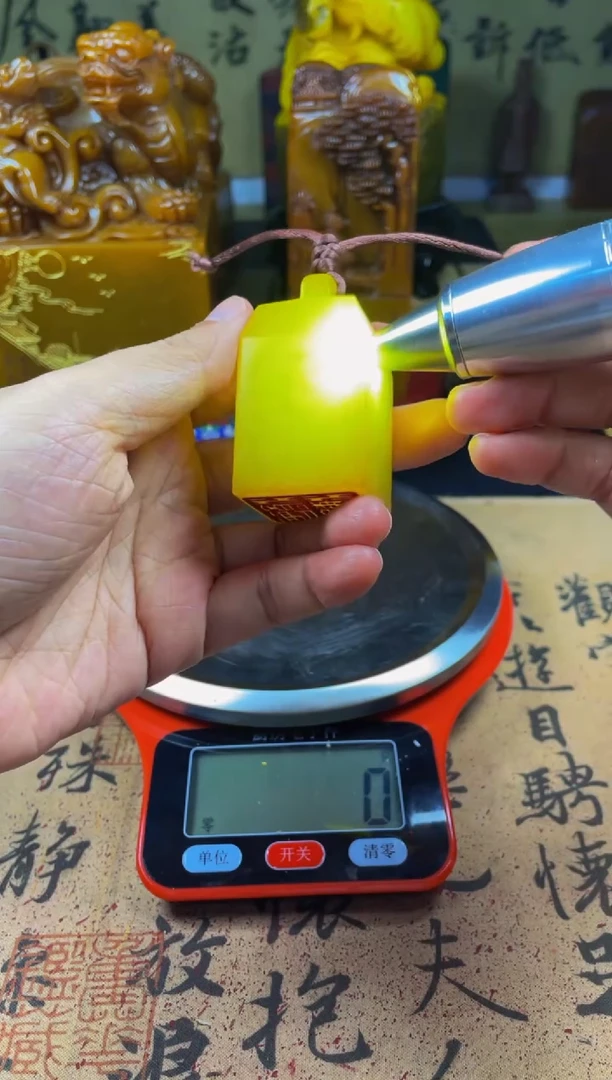 寿山石印石鸡油黄秤砣章