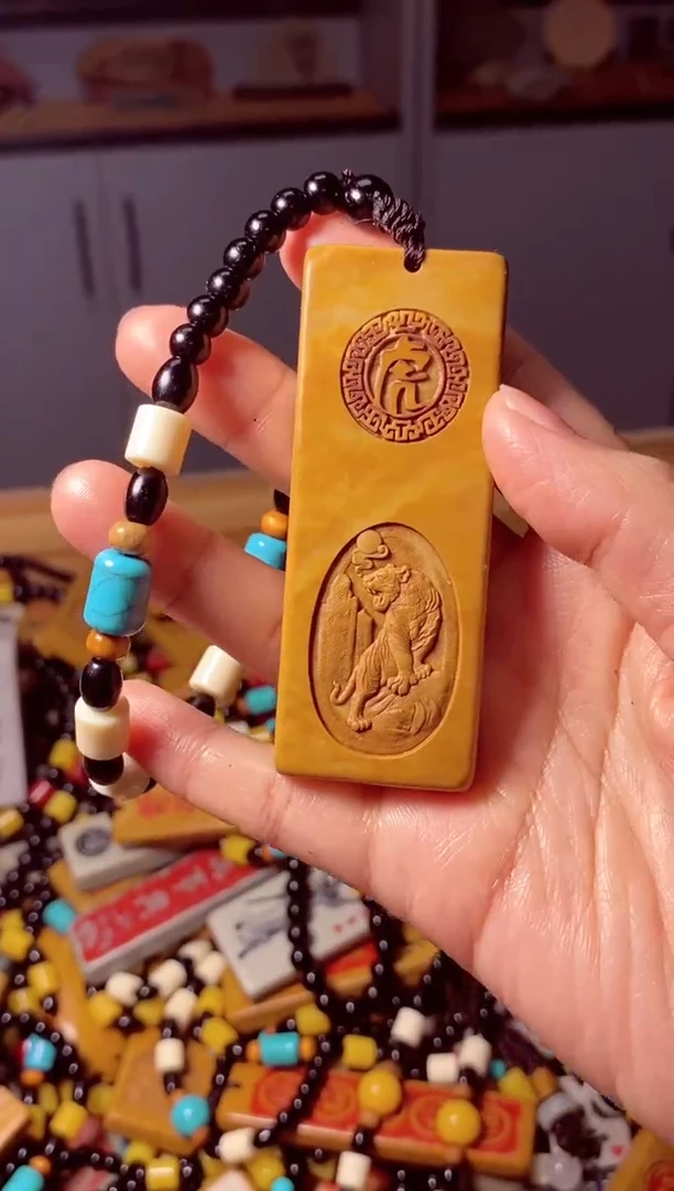 石材虎石头雕刻手把件挂件