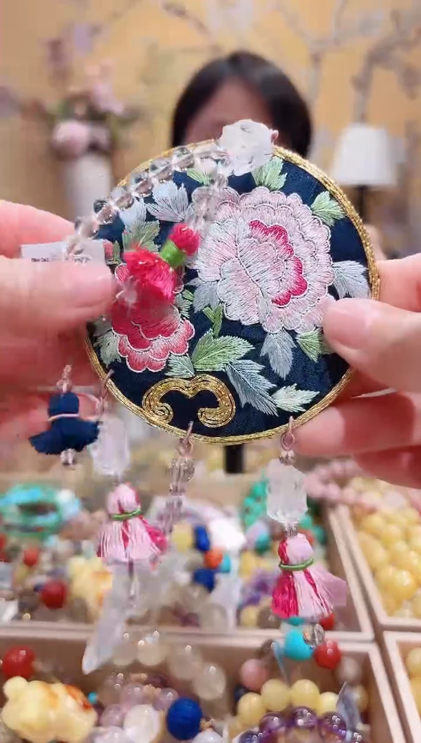 颈饰未镶嵌水晶手工真丝苏绣，天然水晶，可做车挂，包包挂，手持