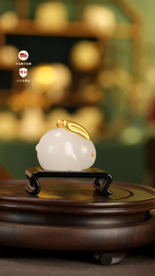 云南石荔枝白雕刻：玉兔摆件