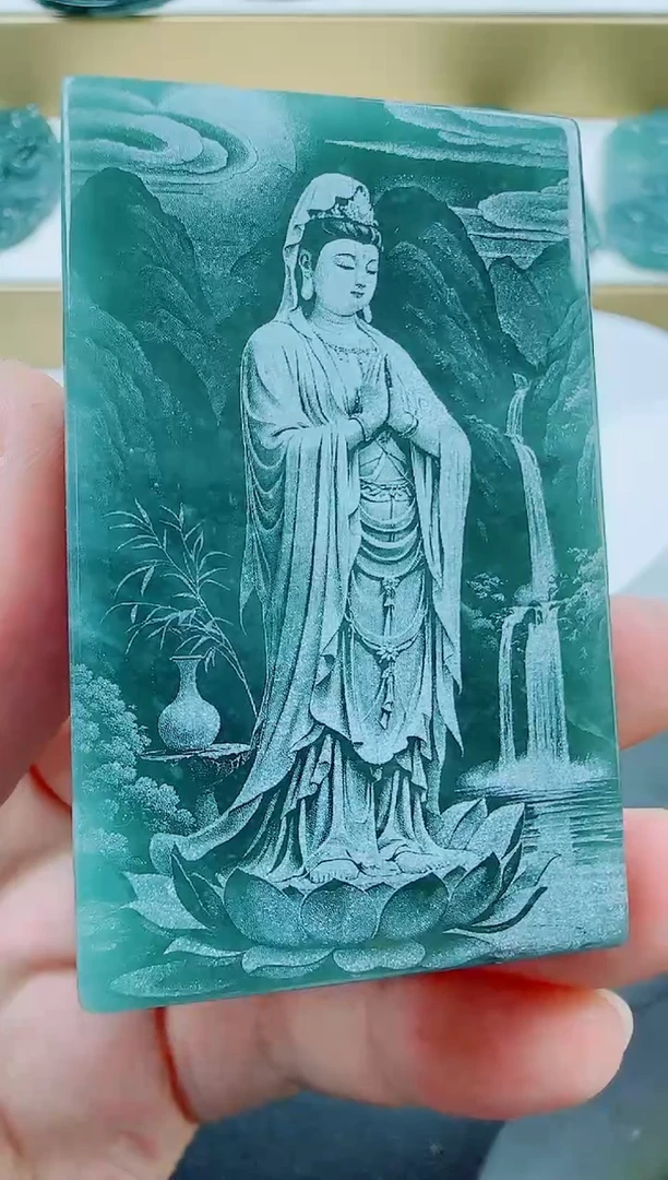 翡翠未镶嵌颈饰方观音