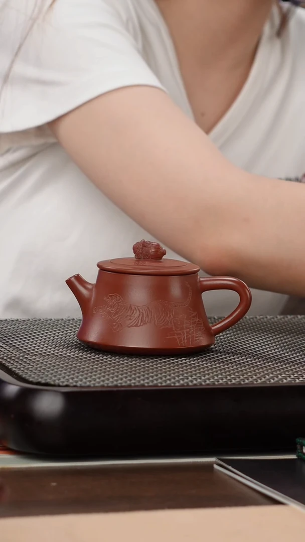 茶壶紫砂孤品福利-朱泥大红袍虎啸山林刻绘柱础160cc