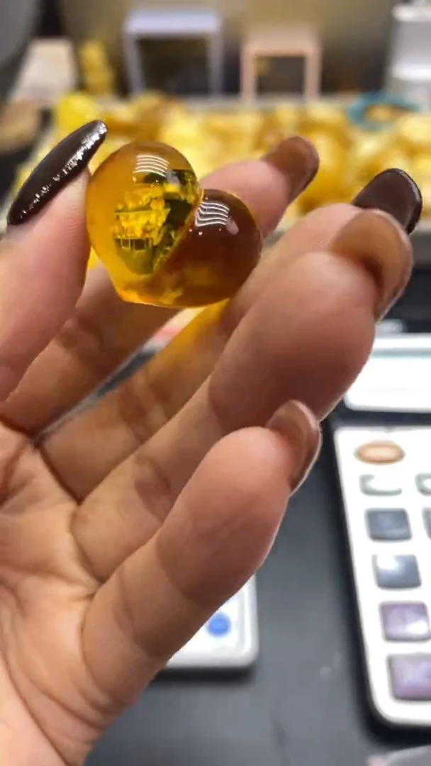 琥珀未镶嵌珠宝奇石370