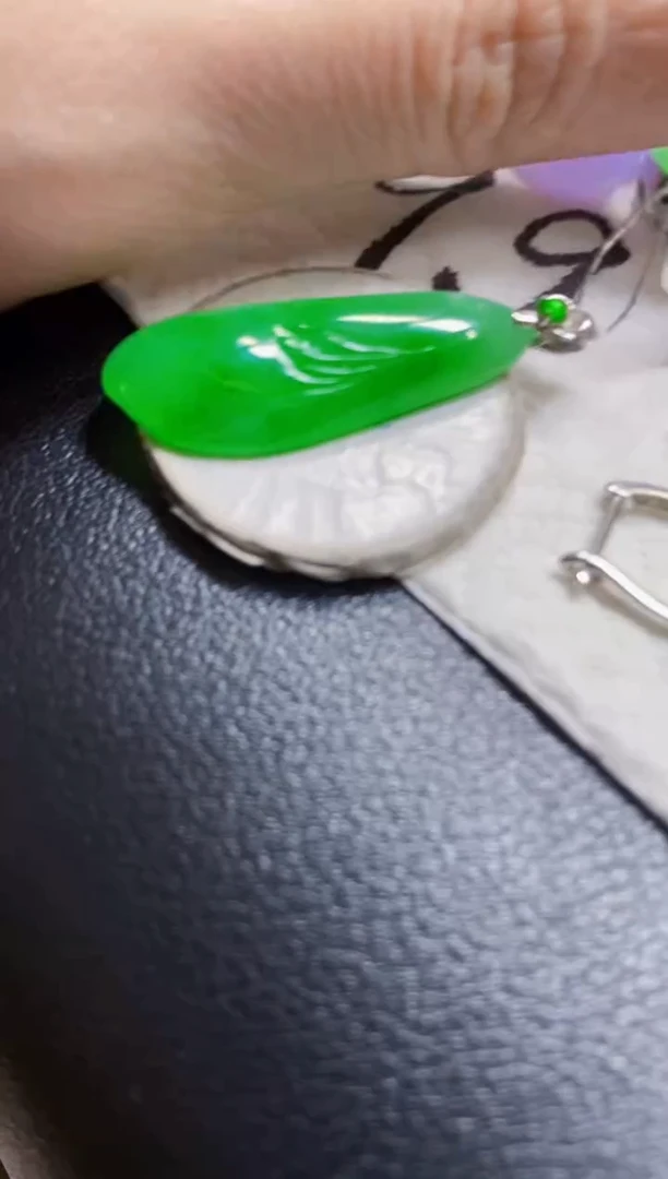 颈饰18K金镶嵌翡翠瓜