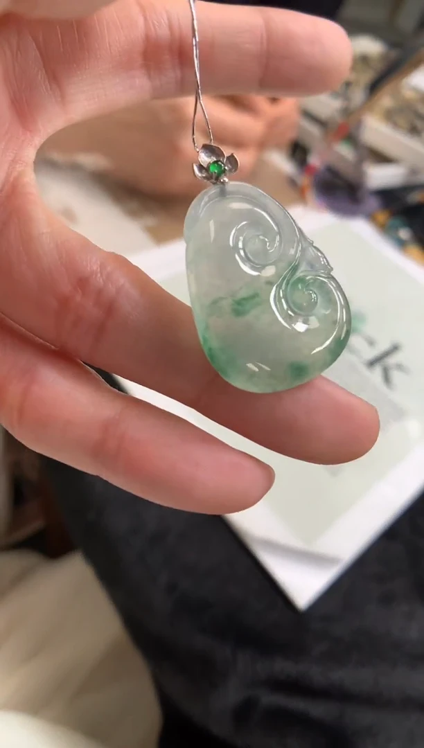 翡翠18K金镶嵌颈饰如意