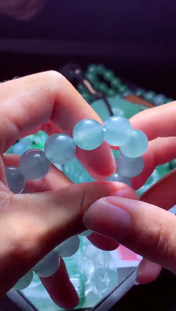 未镶嵌定制翡翠往****?翡翠毛货定制