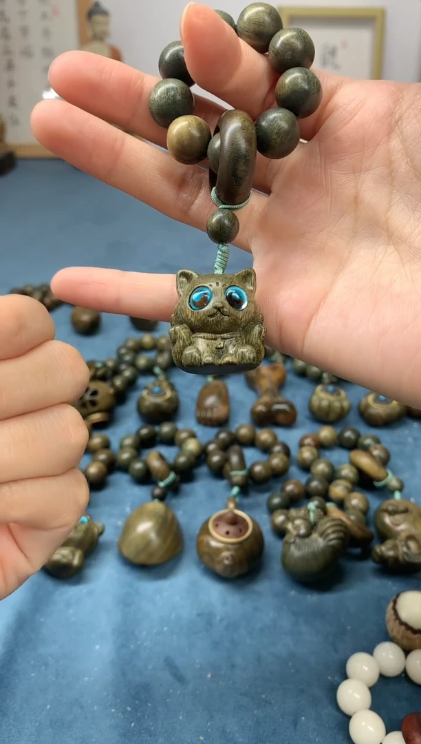 【闪购商品】维腊木（绿檀）把件九尾狐 盘玩件