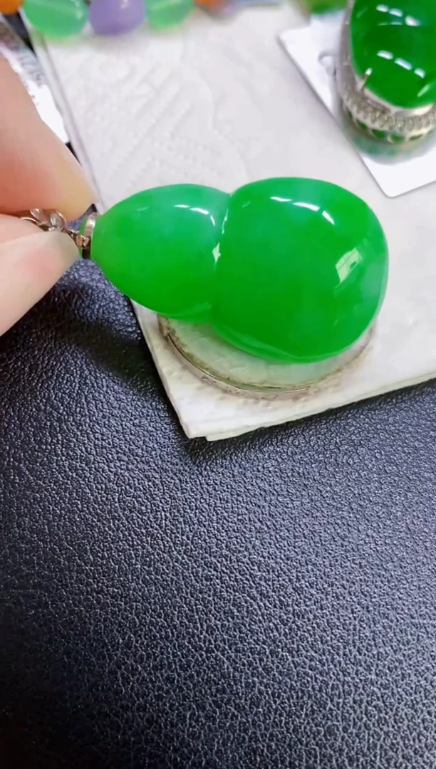 颈饰18K金镶嵌翡翠葫芦