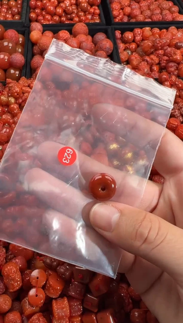 南红玛瑙未镶嵌颈饰1