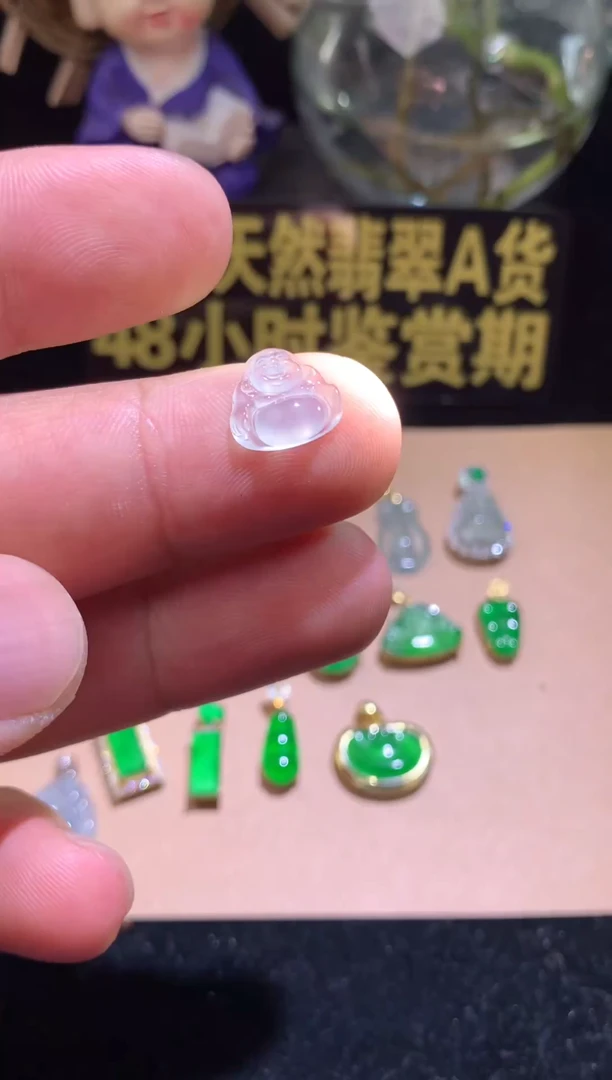 翡翠18K金镶嵌颈饰坐佛