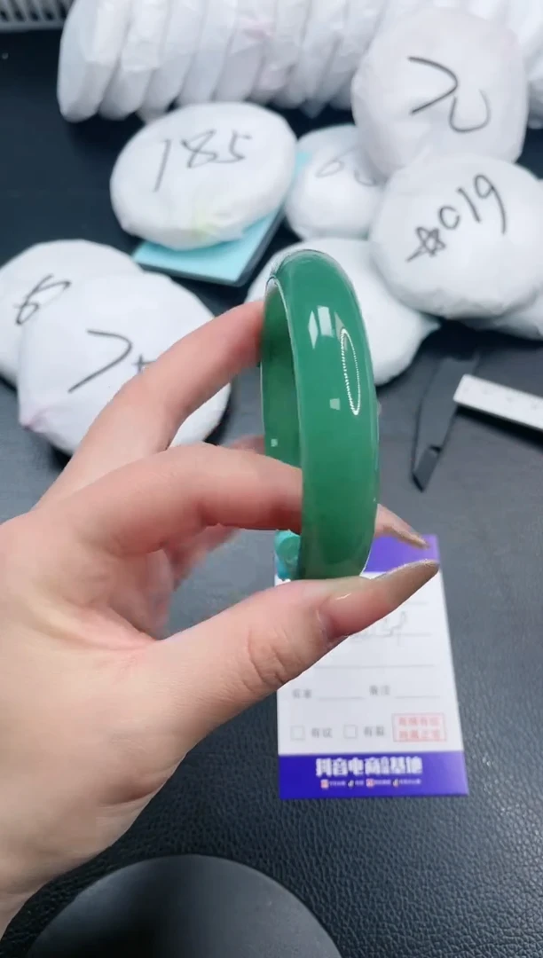 【闪购商品】石英质玉手镯未镶嵌8S106-61