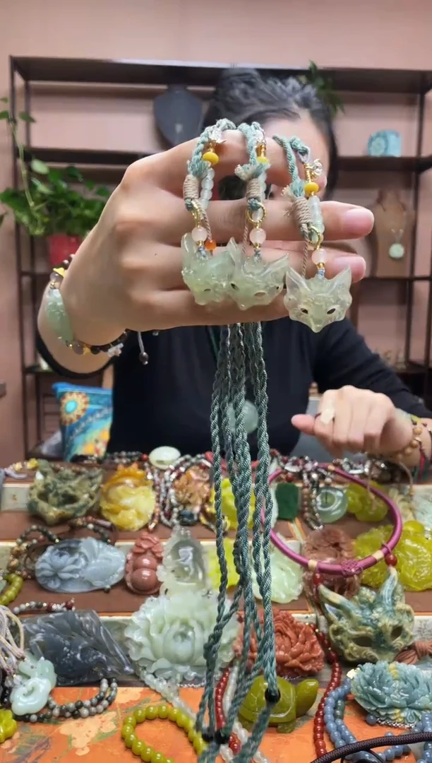 未镶嵌岫玉颈饰多样性发货发其中之一