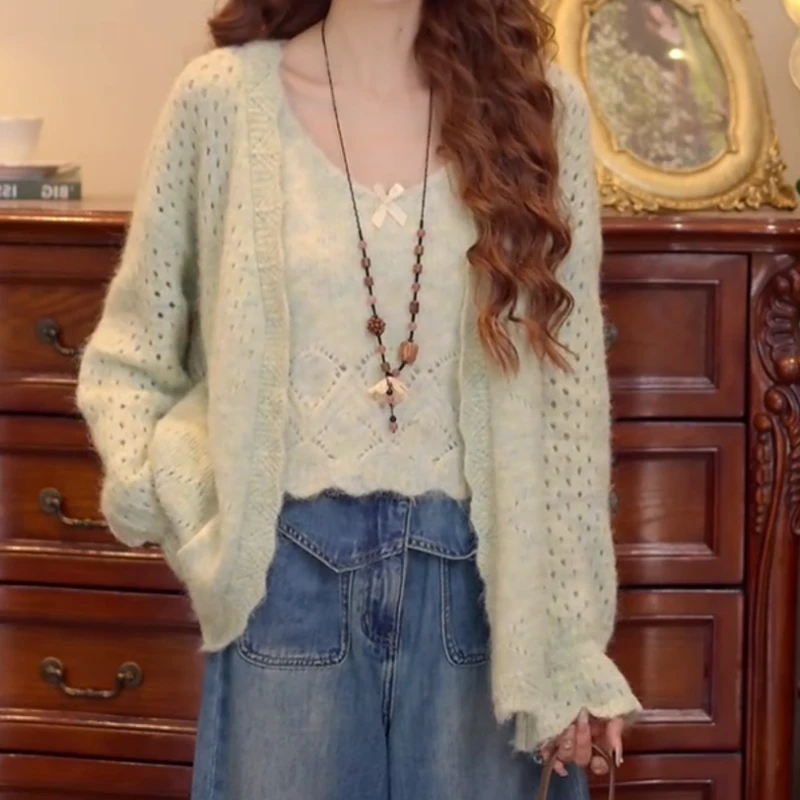 【恋爱氛围】早秋针织显瘦背心上衣+复古港风毛织开衫外套LK2505882