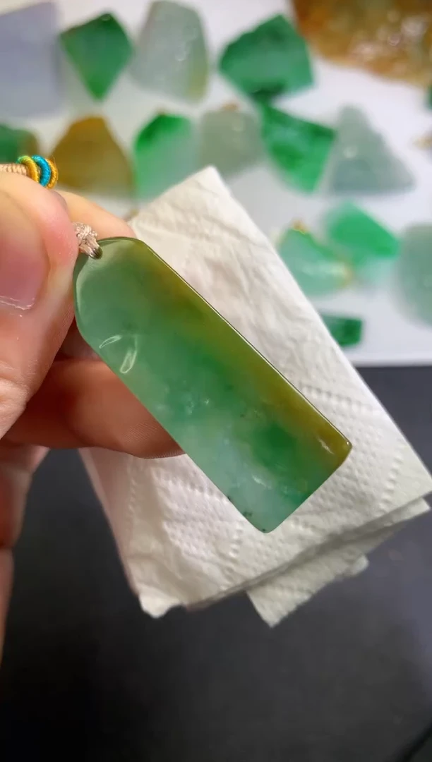 颈饰未镶嵌翡翠