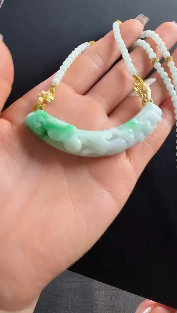 颈饰未镶嵌翡翠弯弯