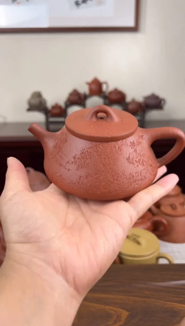 茶壶紫砂红降坡刻绘石瓢壶220CC