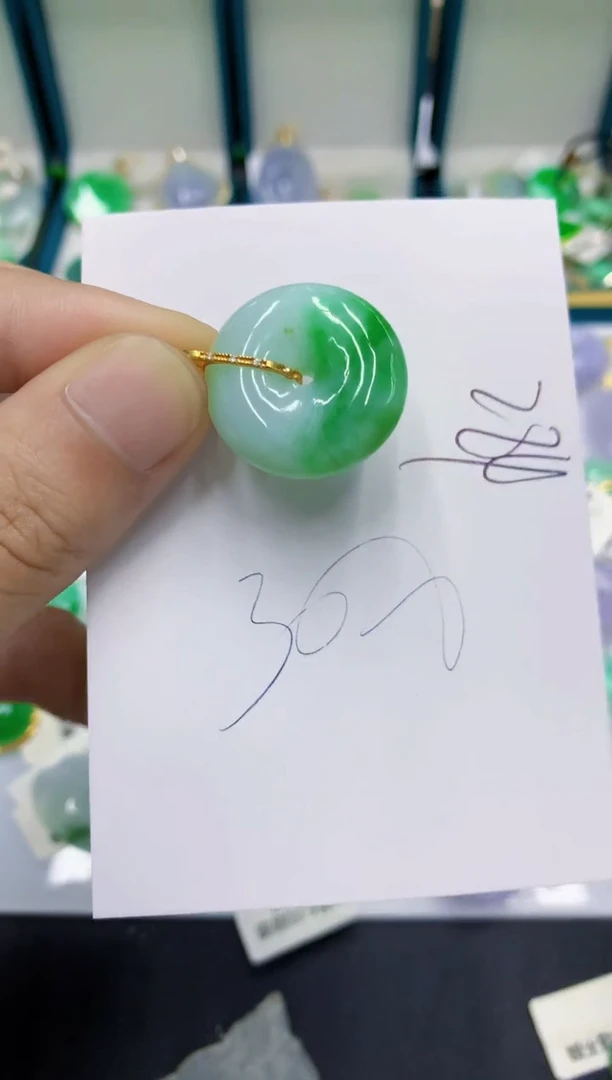 翡翠18K金镶嵌颈饰翡翠