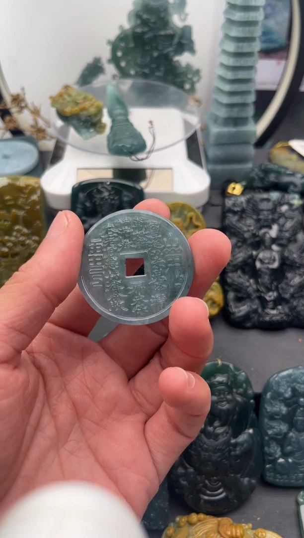 颈饰未镶嵌翡翠山鬼