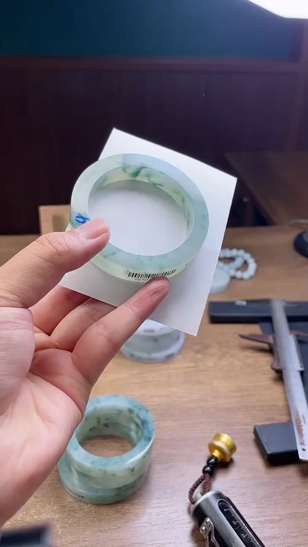 未镶嵌手镯定制翡翠御****?定制