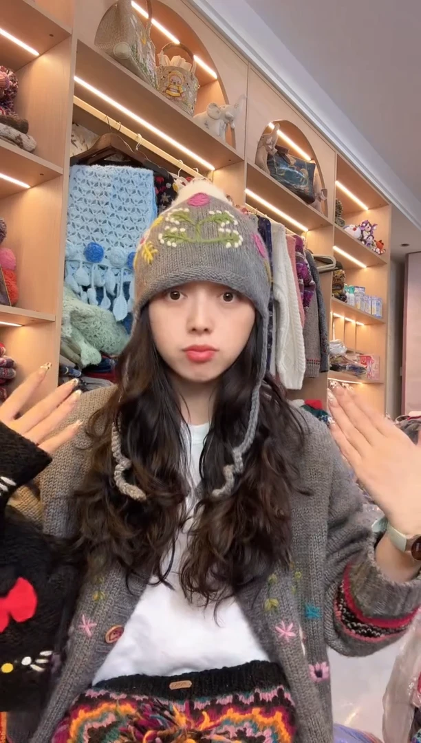 羊毛美利奴灰色刺绣护耳帽