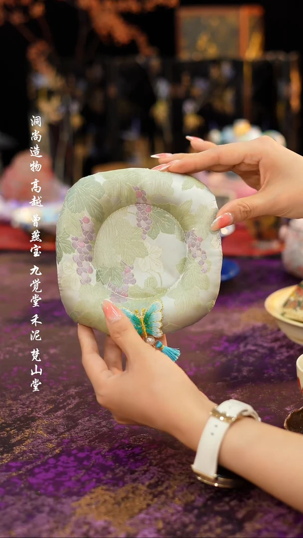 浅绿色面包杯垫···········