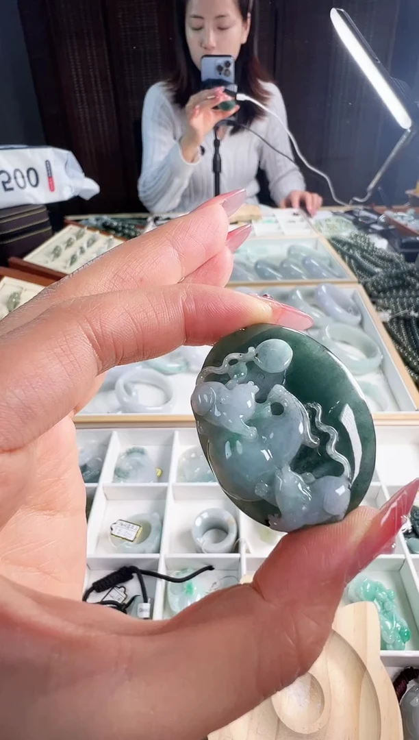 翡翠未镶嵌颈饰手把件