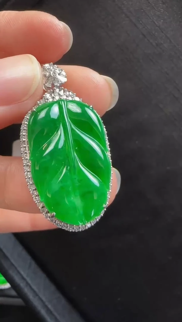 【闪购商品】翡翠颈饰18K金镶嵌423叶子一个