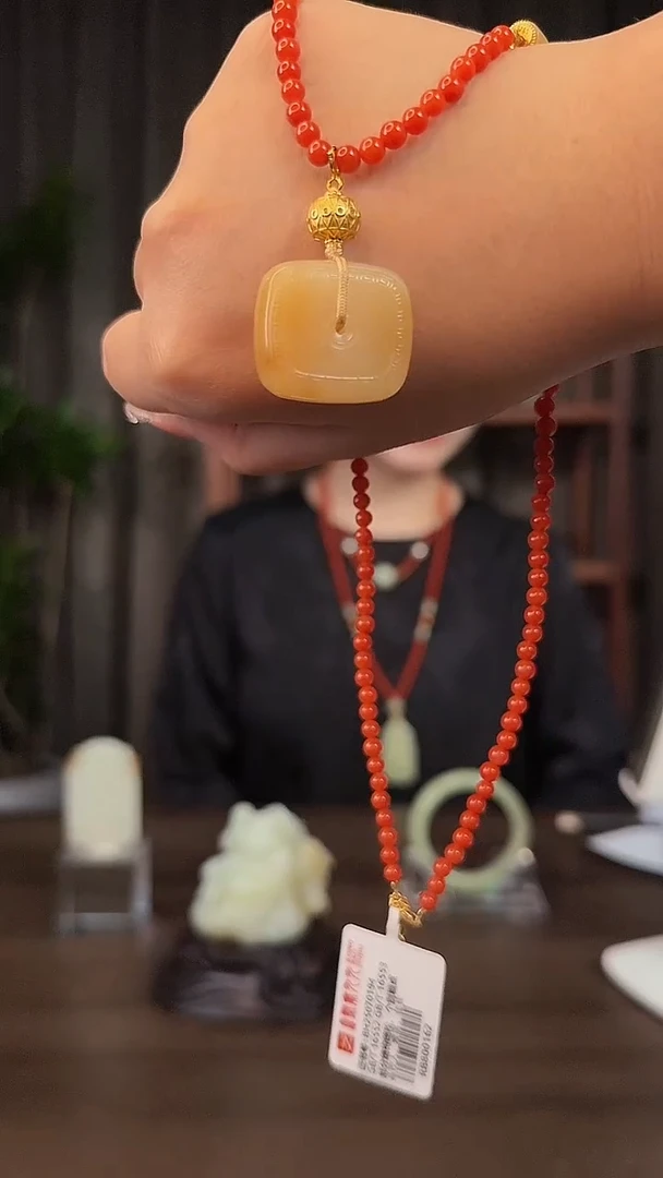 未镶嵌和田玉挂件闪购 糖白方圆平安扣