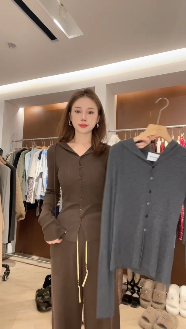 新款开播福福 上衣 2个颜色原价720