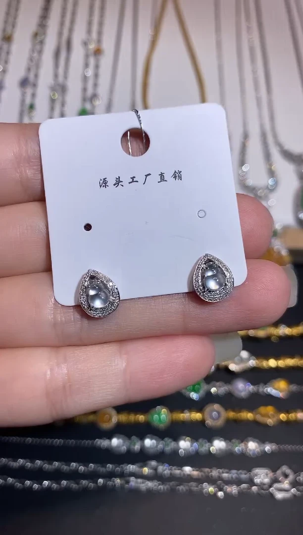 颈饰18K金镶嵌翡翠耳钉