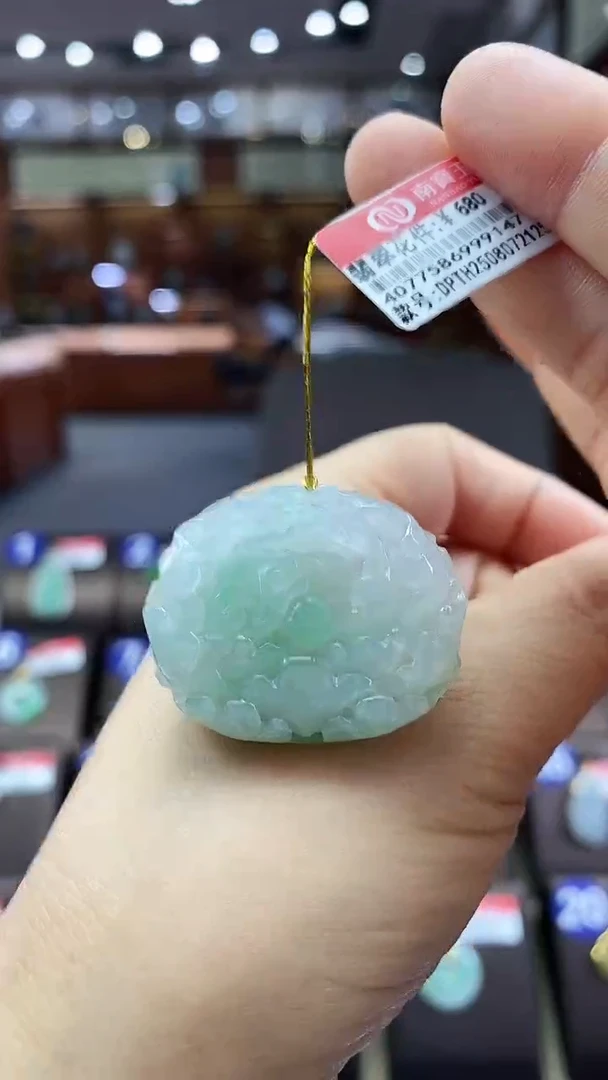 翡翠未镶嵌颈饰花件