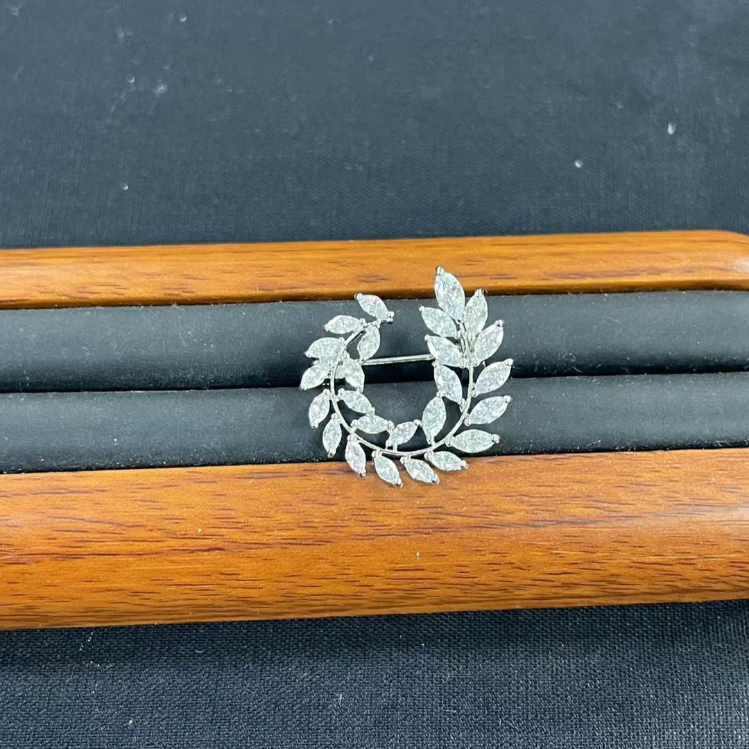 s5388白色花环胸针多样性发货