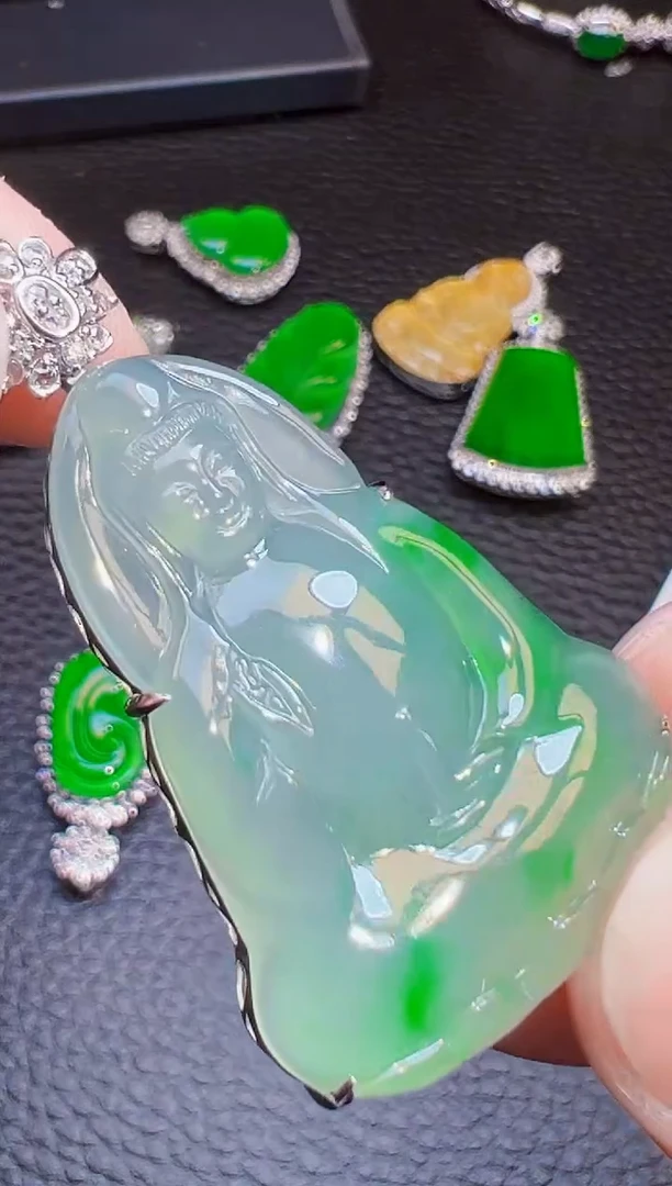 颈饰18K金镶嵌翡翠左****校翡翠