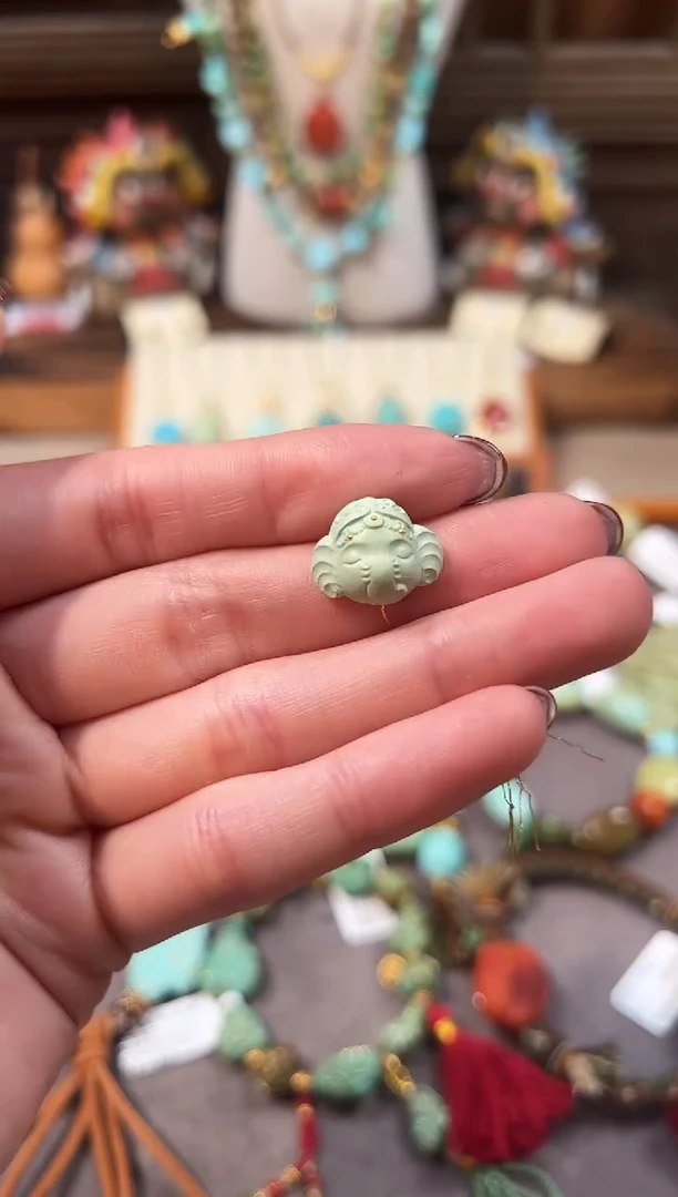 未镶嵌绿松石配饰公主象