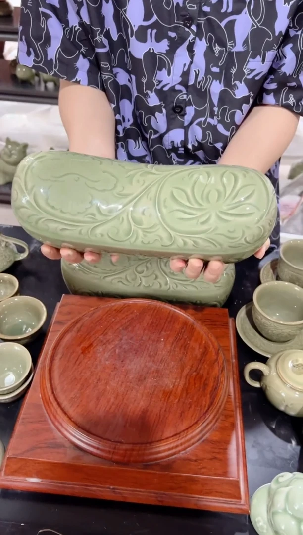 耀州窑青瓷莲纹枕头